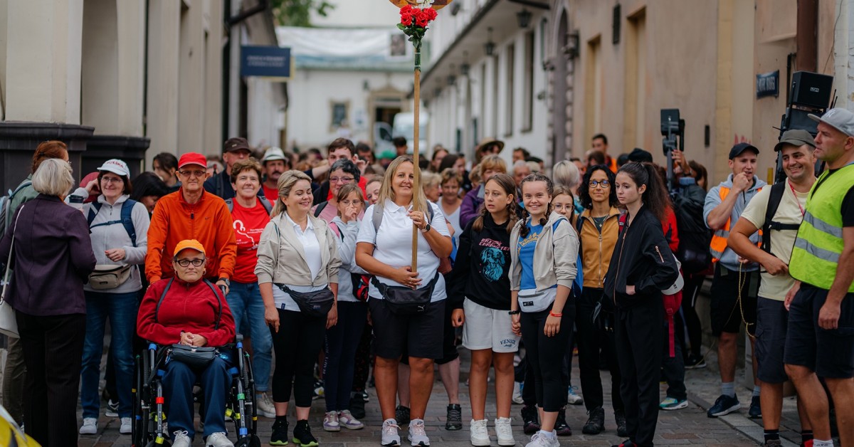 Pielgrzymi z Myślenic i Mszany Dolnej wyruszyli na Jasną Górę. Przed nimi prawie 200 km marszu