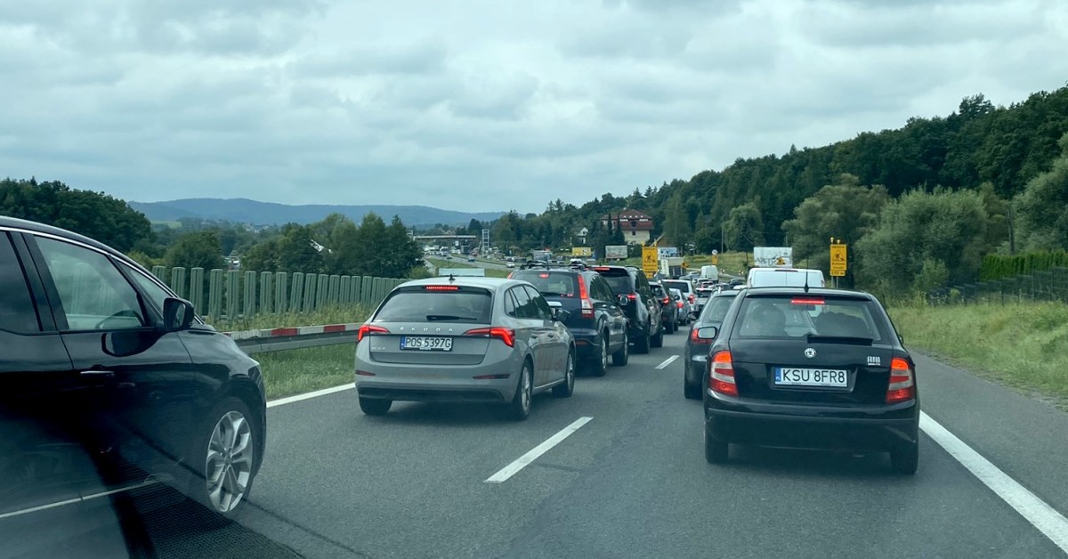 Zwężenie na Zakopiance w Głogoczowie. Tak wygląda przejazd przy kładce