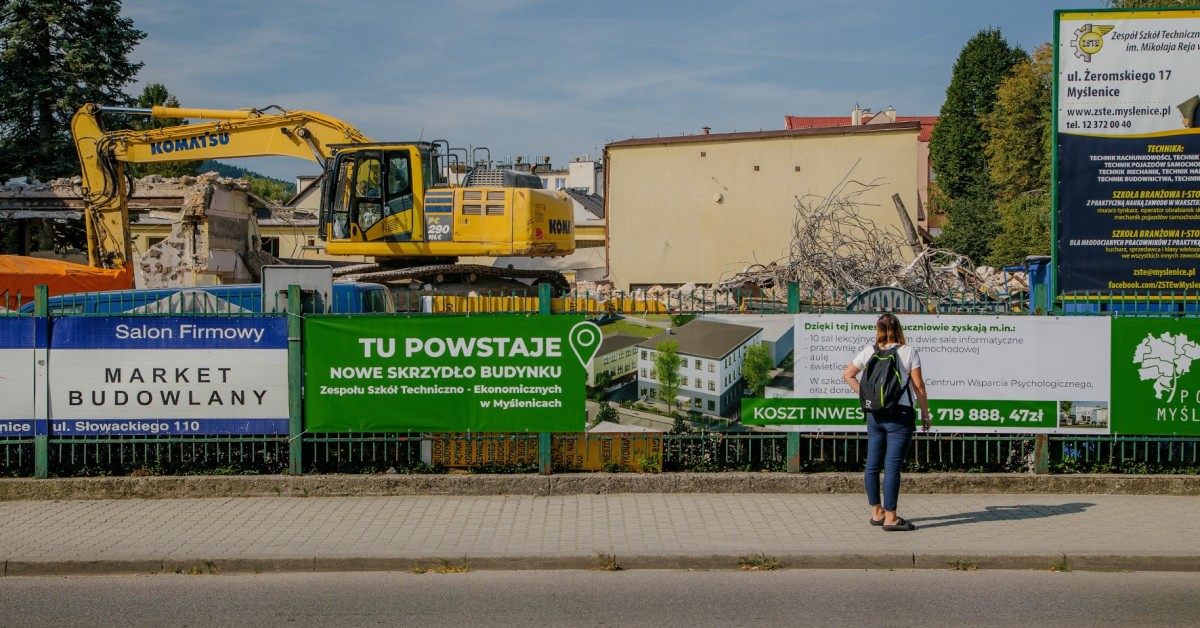 Myślenice. Mieli na to wakacje, ale zaczęli burzyć w roku szkolnym. „Firma przeprowadzająca roboty rozbiórkowe dostała żółtą kartkę”