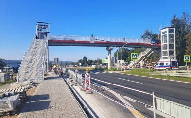 Głogoczów. Kładka ma być gotowa jeszcze we wrześniu. Z Zakopianki znikną pasy