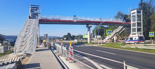 Głogoczów. Kładka ma być gotowa jeszcze we wrześniu. Z Zakopianki znikną pasy