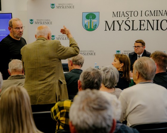 Myślenice. Mieszkańcy przeciwko budowie bloków na Zarabiu. Czy burmistrz odstąpi od negocjacji z deweloperem?