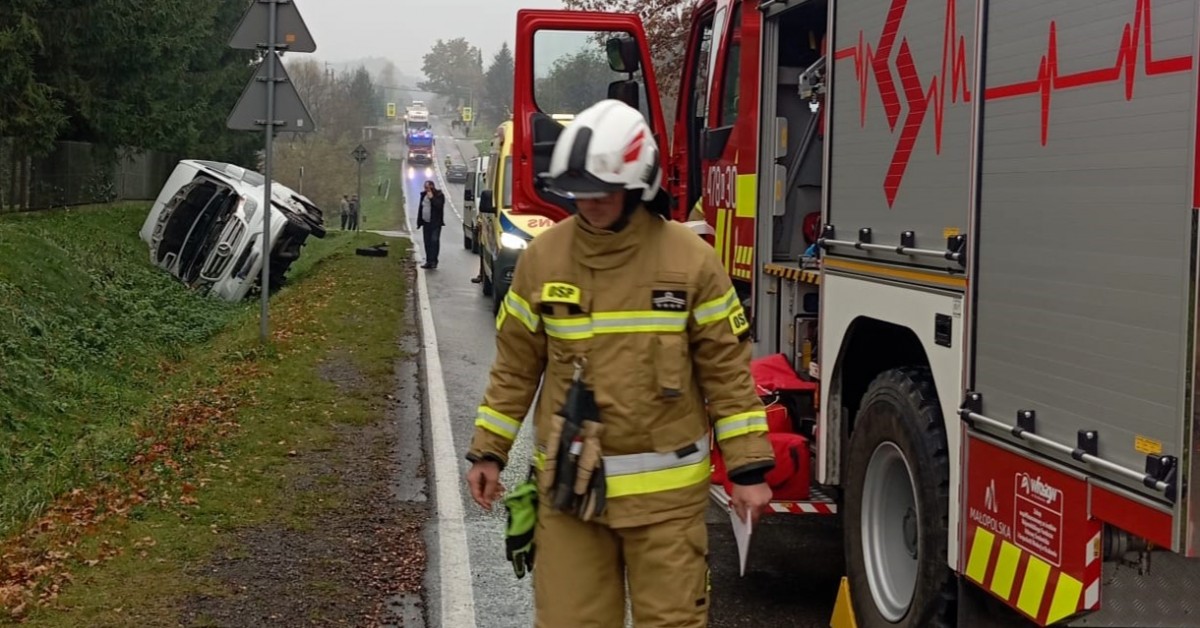 Wypadek busa szkolnego na drodze wojewódzkiej w Rudniku. Jechało nim 15 osób