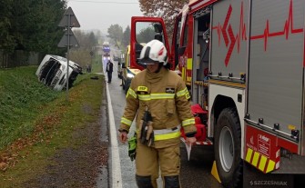 Wypadek busa szkolnego na drodze wojewódzkiej w Rudniku. Jechało nim 15 osób