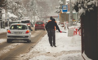 Śniegu jeszcze nie ma, ale wraca temat sprzątania chodników. „Najpierw mieszkańcy chcą chodników, a potem jeszcze chcą ich czyszczenia. Do roboty!”