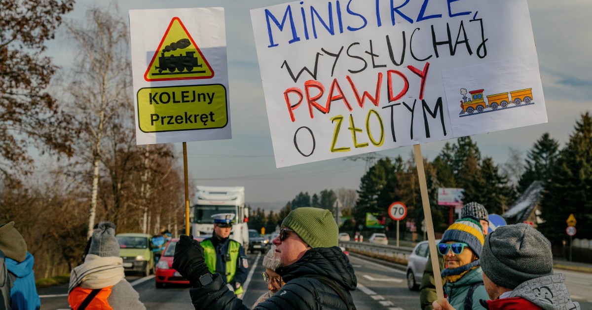 Złoty pociąg z Krakowa do Myślenic nazywają "trasą ludzkich krzywd". W ramach protestu zablokowali zakopiankę