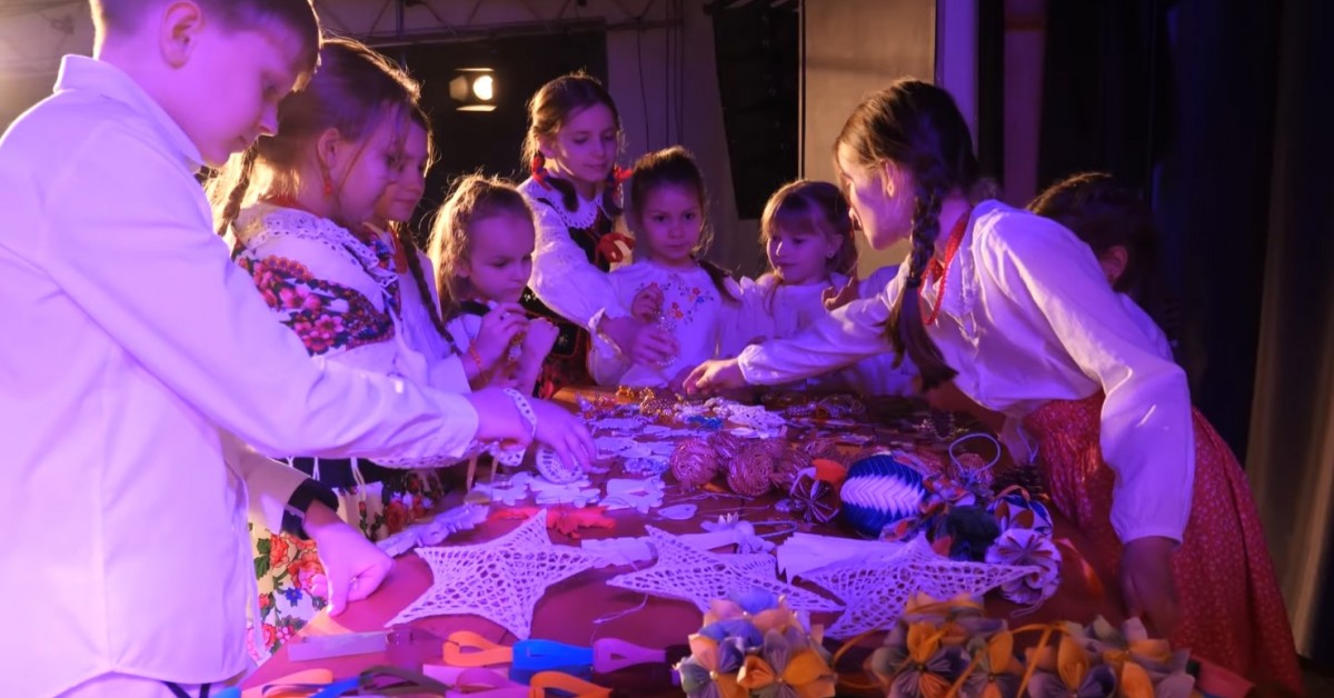 Tokarnia. Mali Kliszczacy z kolędą „Betlejemskie pole śpi”