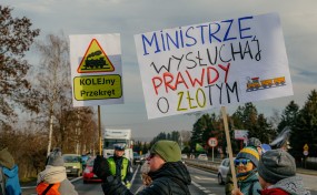 Złoty pociąg z Krakowa do Myślenic nazywają "trasą ludzkich krzywd". W ramach protestu zablokowali zakopiankę