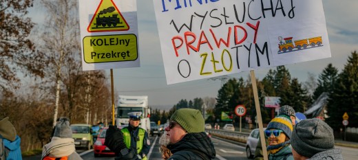 Złoty pociąg z Krakowa do Myślenic nazywają "trasą ludzkich krzywd". W ramach protestu zablokowali zakopiankę