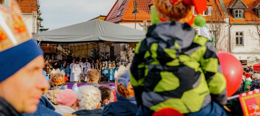 Myślenice. Kolorowe orszaki trzech króli przeszły ulicami miasta