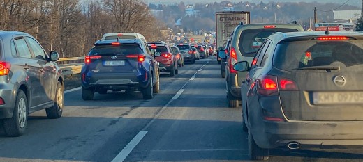 Kierowcy stoją na Zakopiance w Krzyszkowicach. Nawet do kilkudziesięciu minut w korku 