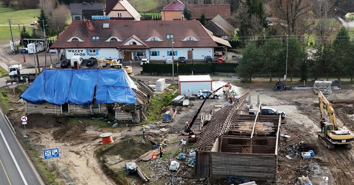 Krzyszkowice. Drogowcy rozebrali zabytkową chatę. Trafi do skansenu w Branicach