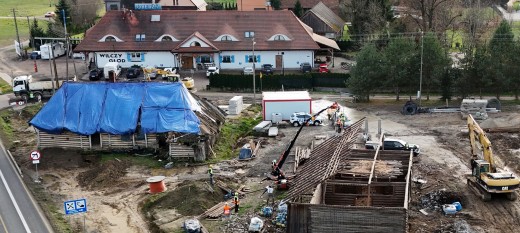 Krzyszkowice. Drogowcy rozebrali zabytkową chatę. Trafi do skansenu w Branicach