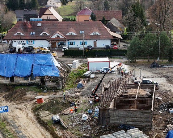 Krzyszkowice. Drogowcy rozebrali zabytkową chatę. Trafi do skansenu w Branicach