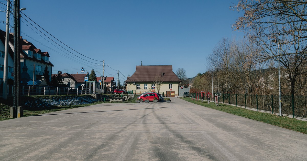 Myślenice. Z Centrum Integracji i Odpoczynku zniknęło boisko do koszykówki. Zamalowano też linie parkingowe