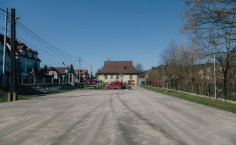 Myślenice. Z Centrum Integracji i Odpoczynku zniknęło boisko do koszykówki. Zamalowano też linie parkingowe