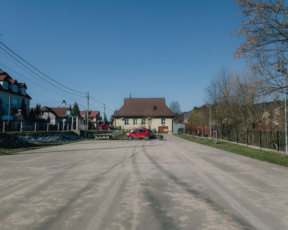 Myślenice. Z Centrum Integracji i Odpoczynku zniknęło boisko do koszykówki. Zamalowano też linie parkingowe