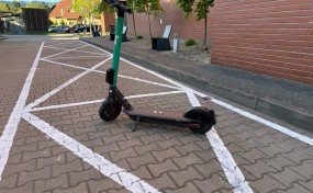 W mieście jest ich coraz więcej. Policja przypomina jak korzystać z hulajnóg elektrycznych