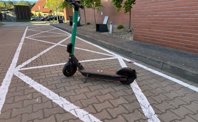W mieście jest ich coraz więcej. Policja przypomina jak korzystać z hulajnóg elektrycznych