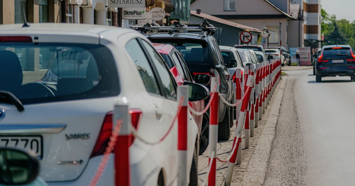 Myślenice. Brakuje miejsca dla samochodów. A gdyby tak zlikwidować łańcuch i parkować skośnie?