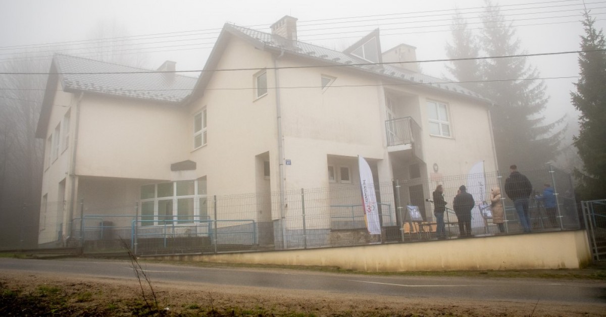 Szkoła piąty rok stoi pusta. Radna dopytuje co dalej z budową COM na Chełmie
