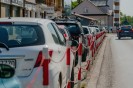Myślenice. Brakuje miejsca dla samochodów. A gdyby tak zlikwidować łańcuch i parkować skośnie?