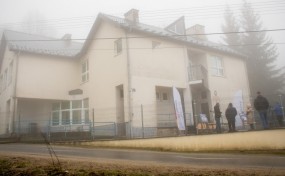 Szkoła piąty rok stoi pusta. Radna dopytuje co dalej z budową COM na Chełmie