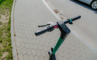 Hulajnogi na chodnikach przeszkadzają pieszym. Radni apelują o rozwiązanie problemu