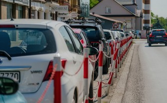 Myślenice. Brakuje miejsca dla samochodów. A gdyby tak zlikwidować łańcuch i parkować skośnie?