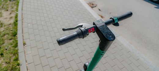 Hulajnogi na chodnikach przeszkadzają pieszym. Radni apelują o rozwiązanie problemu