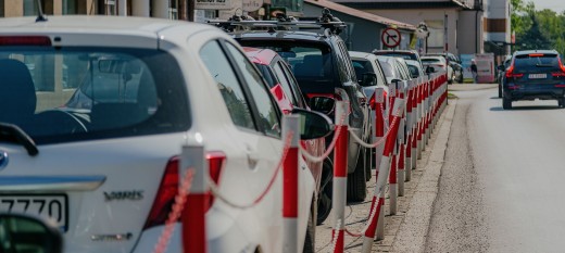 Myślenice. Brakuje miejsca dla samochodów. A gdyby tak zlikwidować łańcuch i parkować skośnie?
