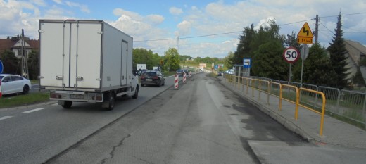 Jazda jednym pasem. Drogowcy kładą nowy asfalt na zakopiance w Jaworniku