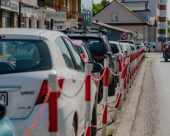 Myślenice. Brakuje miejsca dla samochodów. A gdyby tak zlikwidować łańcuch i parkować skośnie?