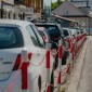 Myślenice. Brakuje miejsca dla samochodów. A gdyby tak zlikwidować łańcuch i parkować skośnie?