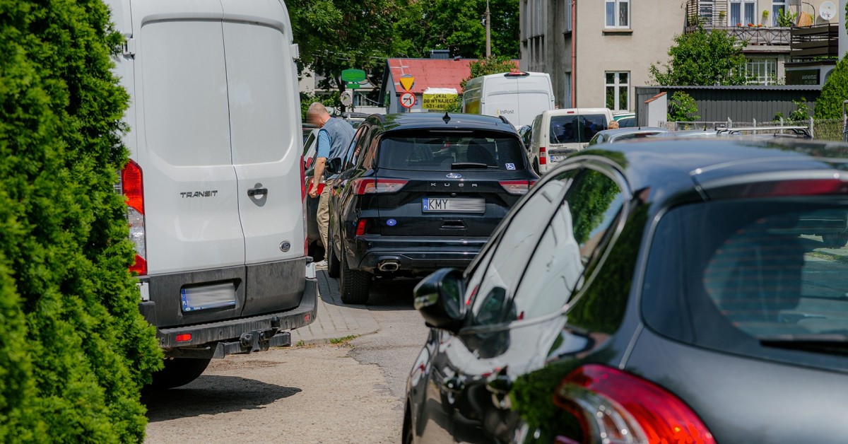 Myślenice. Brakuje miejsc parkingowych. Samochody zostawiamy, gdzie popadnie