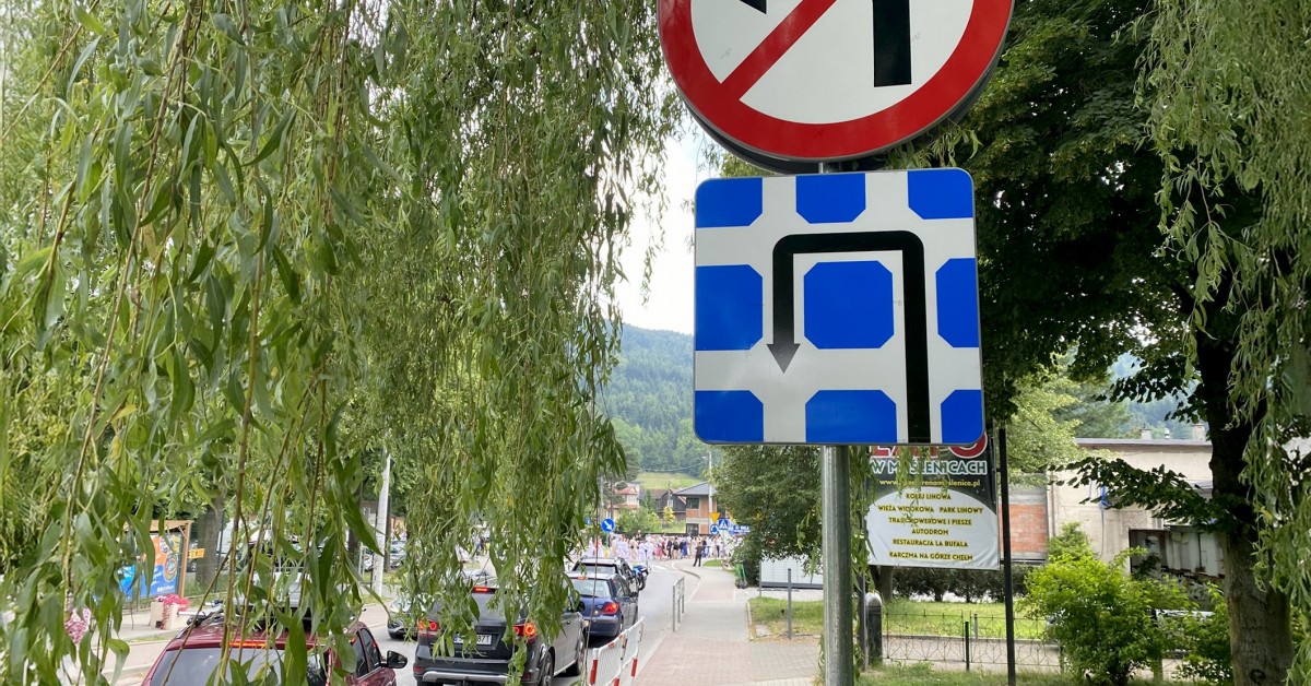 Myślenice. Zakaz skrętu w lewo na Zarabiu. Jak prawidłowo wjechać na parking?
