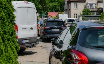 Myślenice. Brakuje miejsc parkingowych. Samochody zostawiamy, gdzie popadnie
