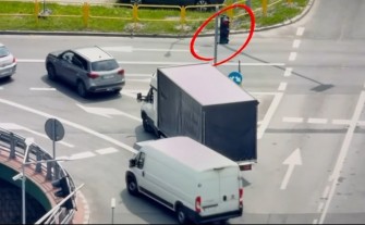 Myślenice. Skrzyżowanie przy estakadzie. W ciągu 2 godzin 13 kierowców przejechało na czerwonym świetle