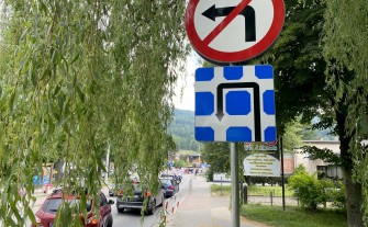 Myślenice. Zakaz skrętu w lewo na Zarabiu. Jak prawidłowo wjechać na parking?