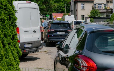 Myślenice. Brakuje miejsc parkingowych. Samochody zostawiamy, gdzie popadnie