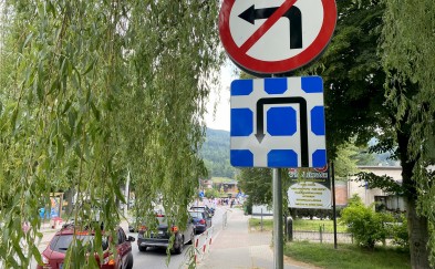 Myślenice. Zakaz skrętu w lewo na Zarabiu. Jak prawidłowo wjechać na parking?