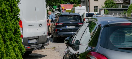 Myślenice. Brakuje miejsc parkingowych. Samochody zostawiamy, gdzie popadnie