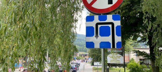 Myślenice. Zakaz skrętu w lewo na Zarabiu. Jak prawidłowo wjechać na parking?