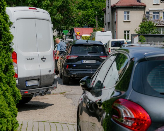 Myślenice. Brakuje miejsc parkingowych. Samochody zostawiamy, gdzie popadnie