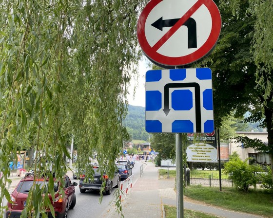 Myślenice. Zakaz skrętu w lewo na Zarabiu. Jak prawidłowo wjechać na parking?