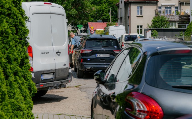 Myślenice. Brakuje miejsc parkingowych. Samochody zostawiamy, gdzie popadnie
