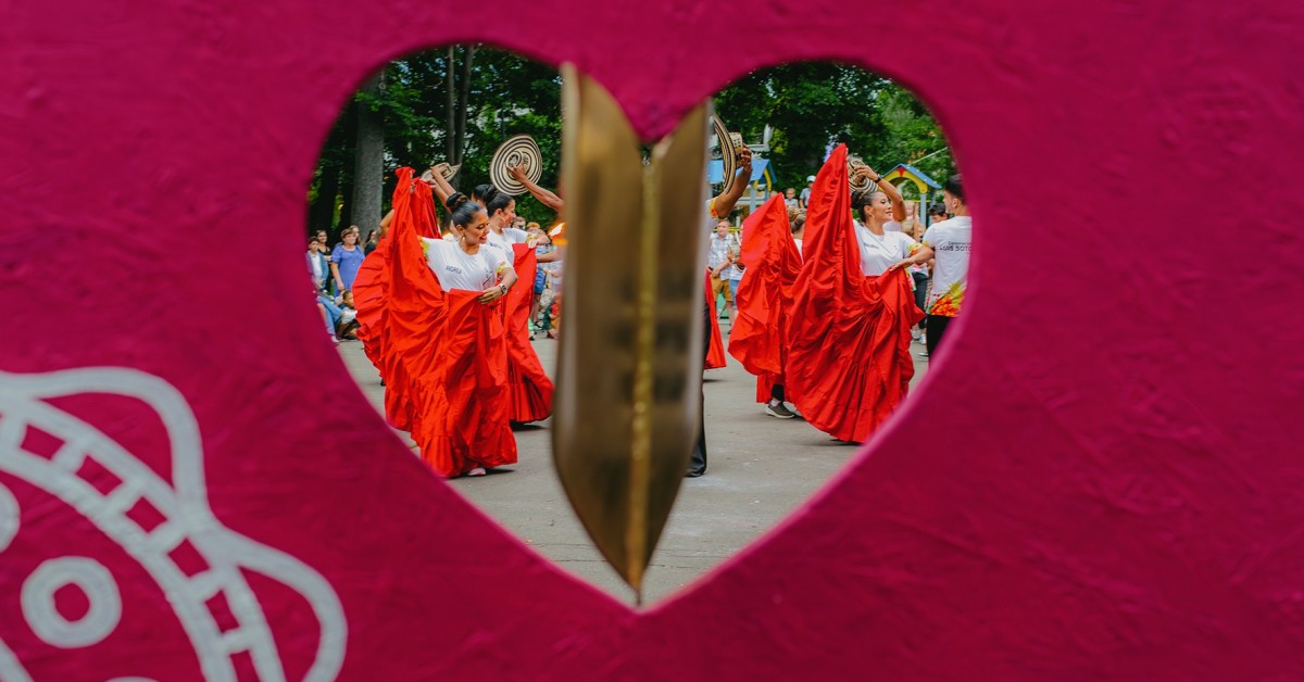 Spotkania z Folklorem 2025. Codzienne potańcówki w Parku Jordana z zespołami z całego świata