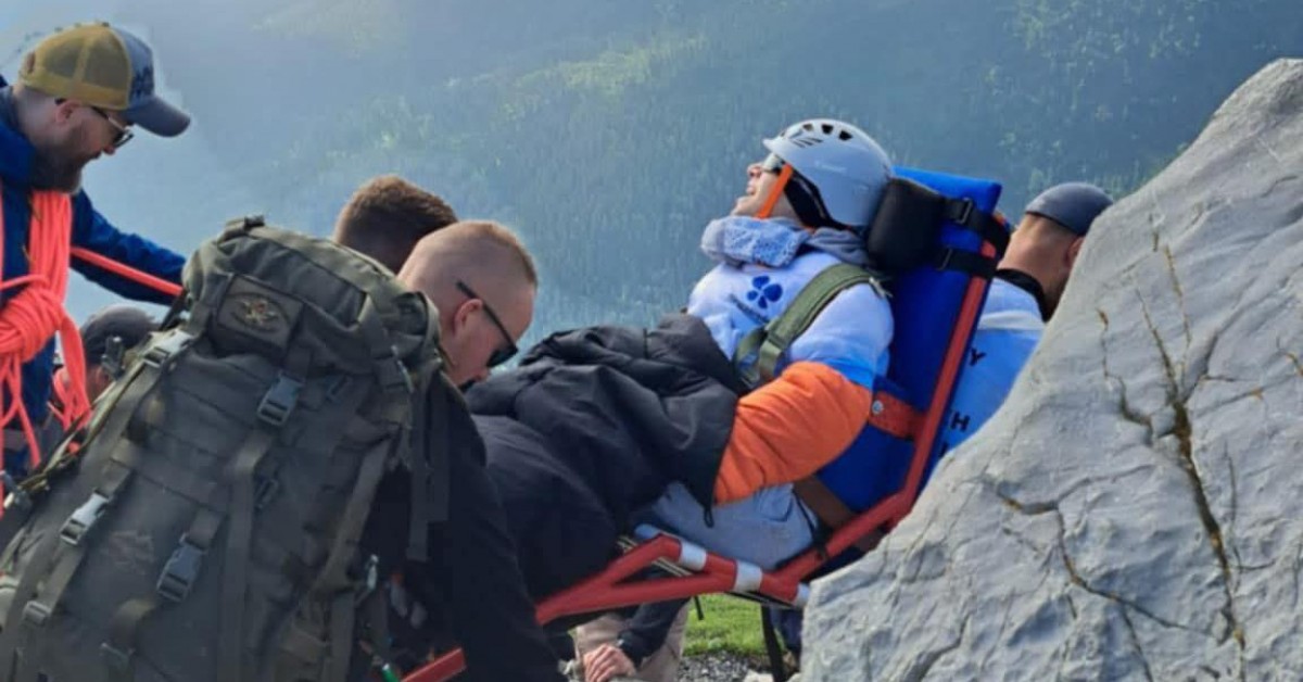 To niezwykła wyprawa. Filip z pomocą 8 wolontariuszy wyruszył na Giewont