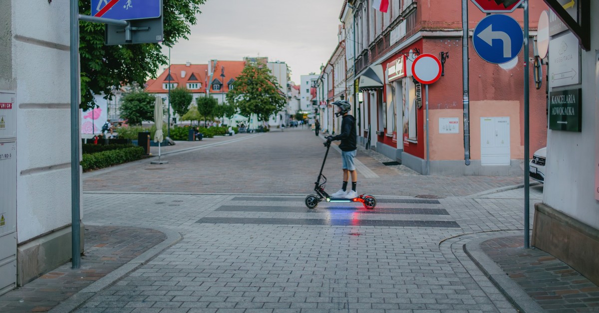 Jak korzystać z hulajnogi elektrycznej? Policja przypomina przepisy