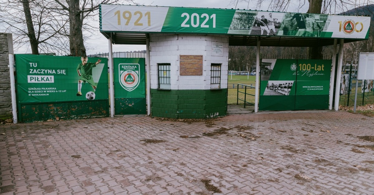 Wejście na stadion Dalinu Myślenice w takim wydaniu to już historia. Właśnie przestało istnieć